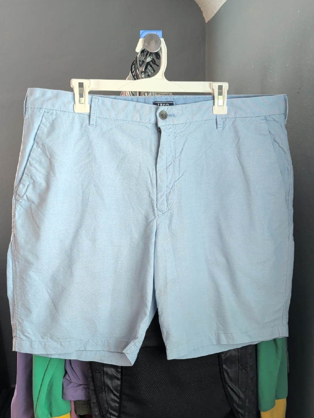 Izod Men's Light Blue Flat-Front Chino Shorts